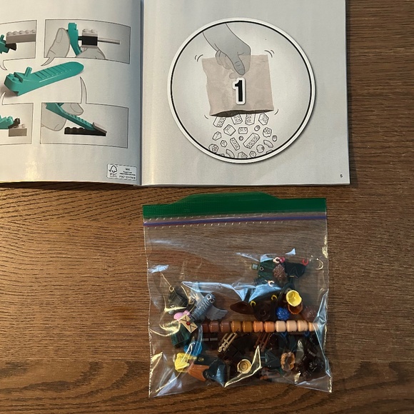 Lego Harry Potter Hogwarts Magical Trunk #76399 - Picture 5 of 12